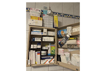Bild überfüllter Apothekenschrank